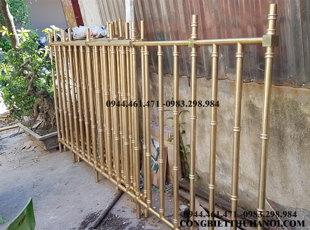 Tấm lan can đồng đúc